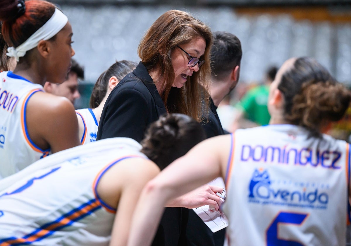 Anna Montañana da instrucciones a sus jugadoras en el partido contra el Joventut.
