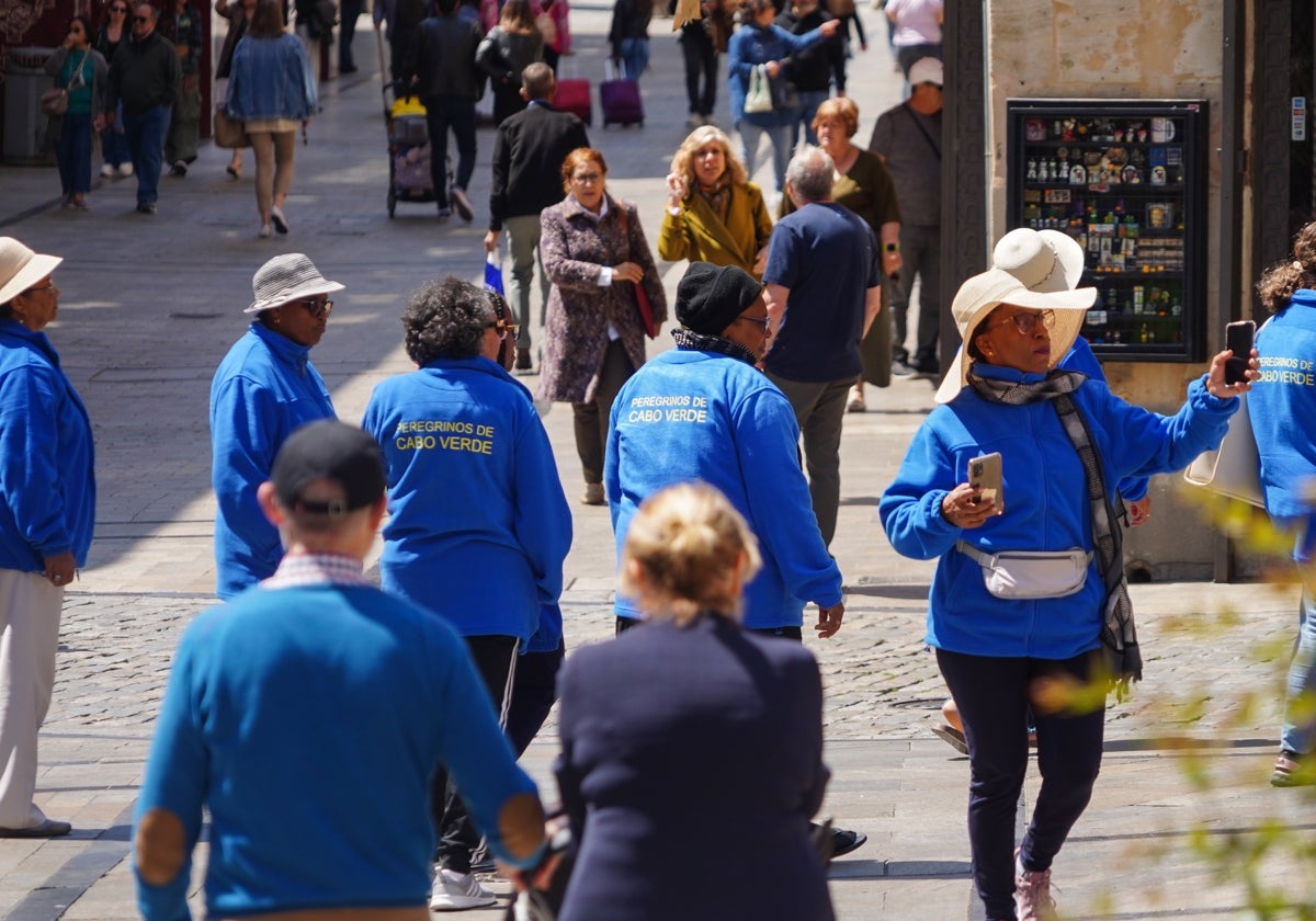 Un grupo de peregrinos en Salamanca.