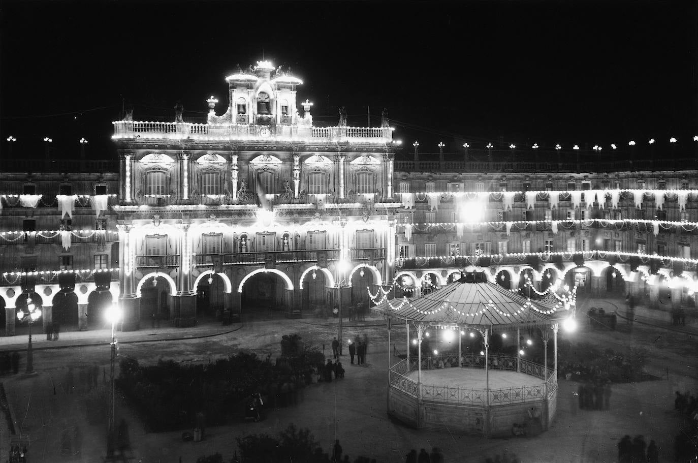 El ágora salmantina lució esta iluminación de gala con motivo de las Ferias de 1920.