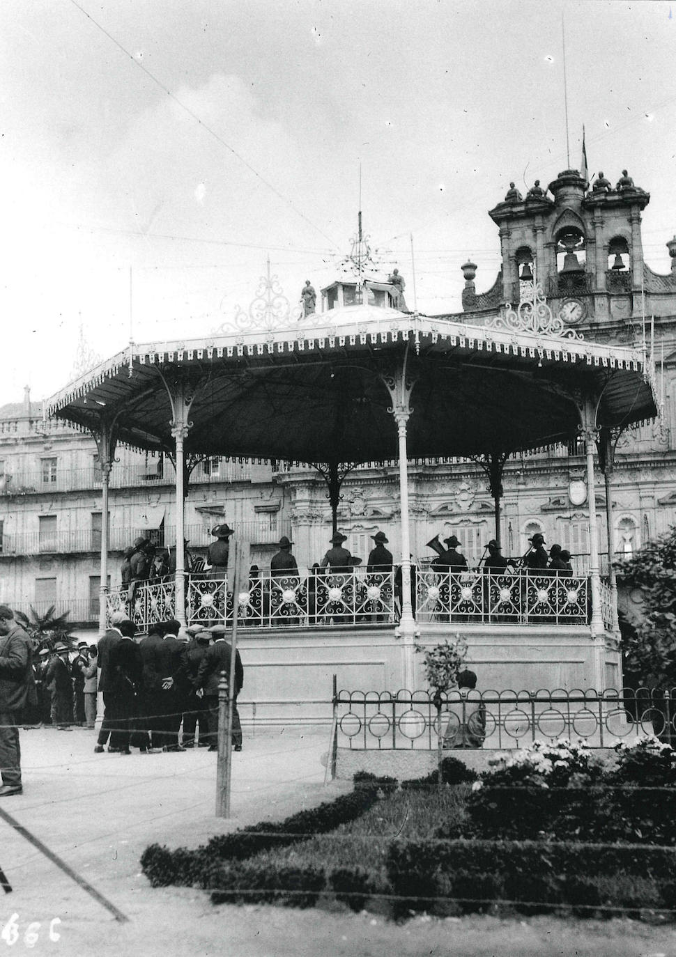 La Plaza estuvo presidida por un templete para las actuaciones de orquestas durante casi 30 años a inicios del siglo XX. Fue suprimido en 1930.