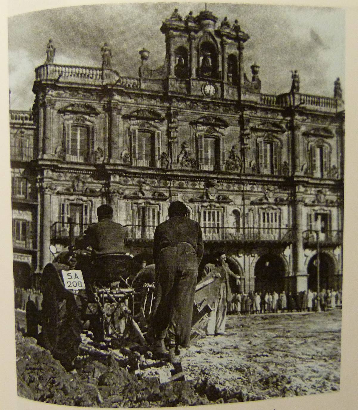 Arando en la Plaza durante las obras de 1954.