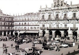 Una imagen habitual de los años 60: la Plaza Mayor convertida en aparcamiento público.