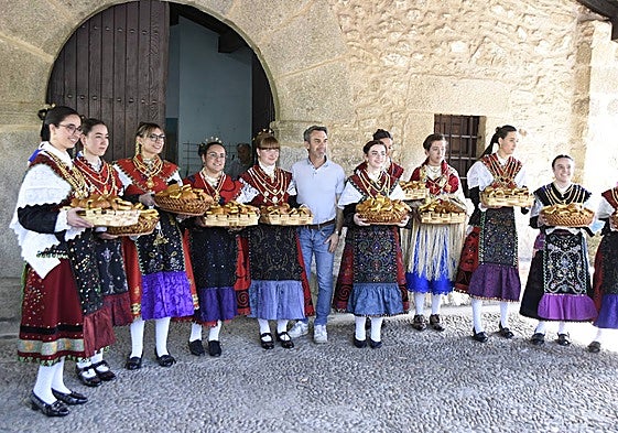 Mujeres albercanas posan con el hornazo junto al alcalde en una jornada de rica tradición.