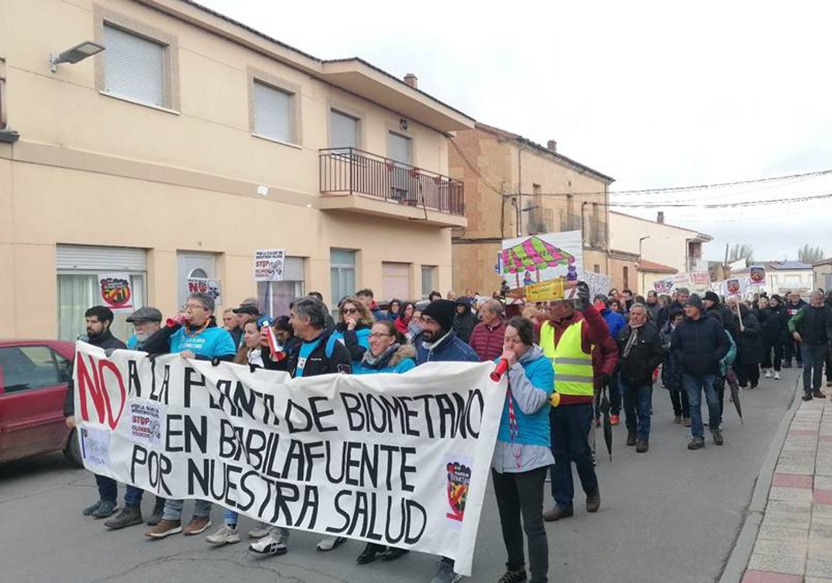 300 personas se manifiestan en Babilafuente con el lema ‘No a la planta de biometano, por nuestra salud’