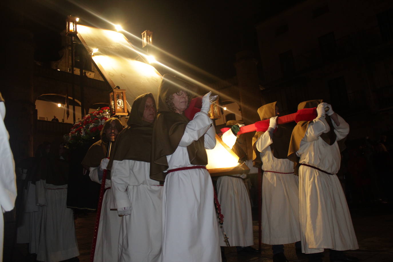 Ciudad Rodrigo saca a procesionar por primera vez su Sábana Santa