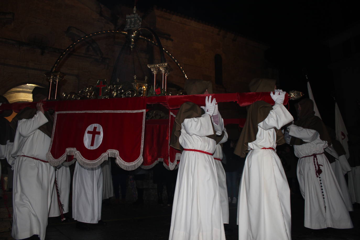 Ciudad Rodrigo saca a procesionar por primera vez su Sábana Santa
