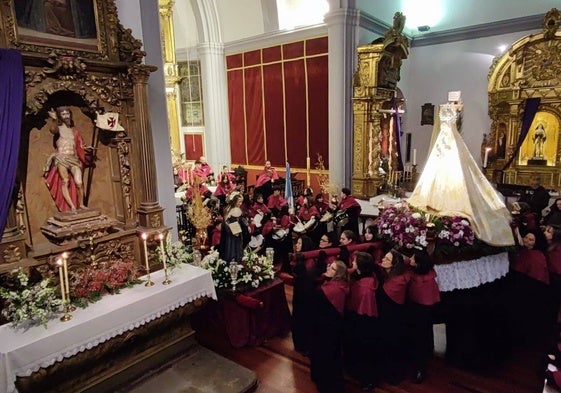 Celebración del encuentro en el interior de Santa María con las hermanas de Jesús Nazareno llevando a la Virgen de la Misericordia
