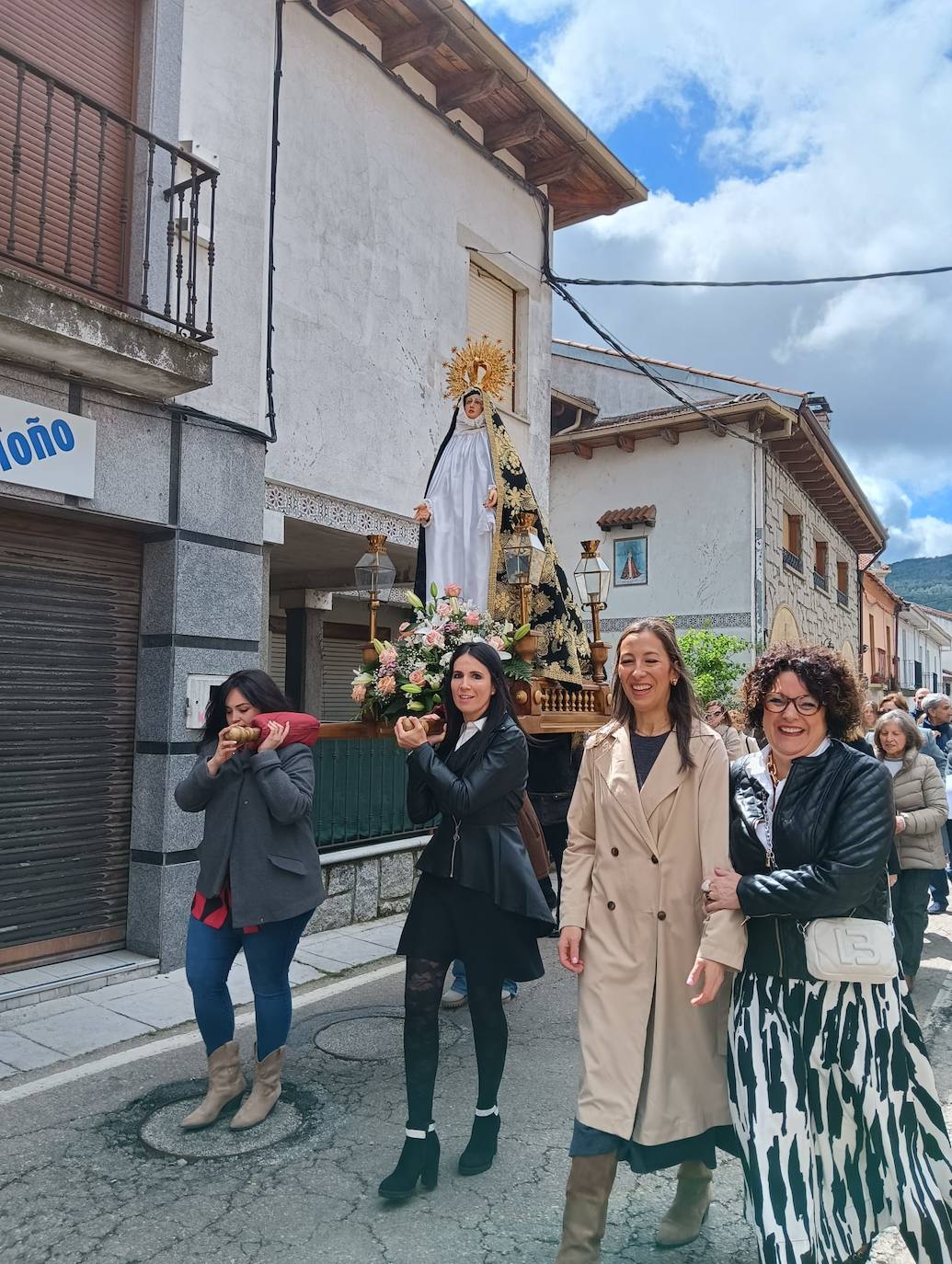 Linares celebra la procesión del encuentro y recibe a la Virgen del Buen Suceso