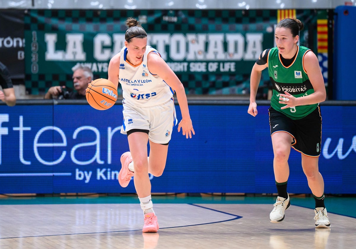 Antonia Delaere, perseguida por Vennema en el Avenida-Joventut del sábado.