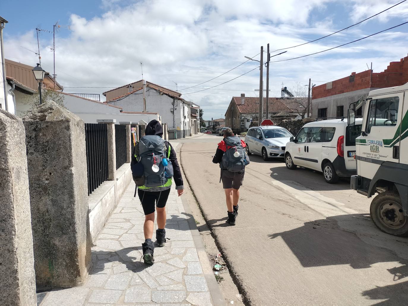Peregrinos llegando al albergue de Fuenterroble.