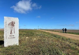Dos peregrinos atraviesan la Ruta de la Plata en dirección a Santiago de Compostela.