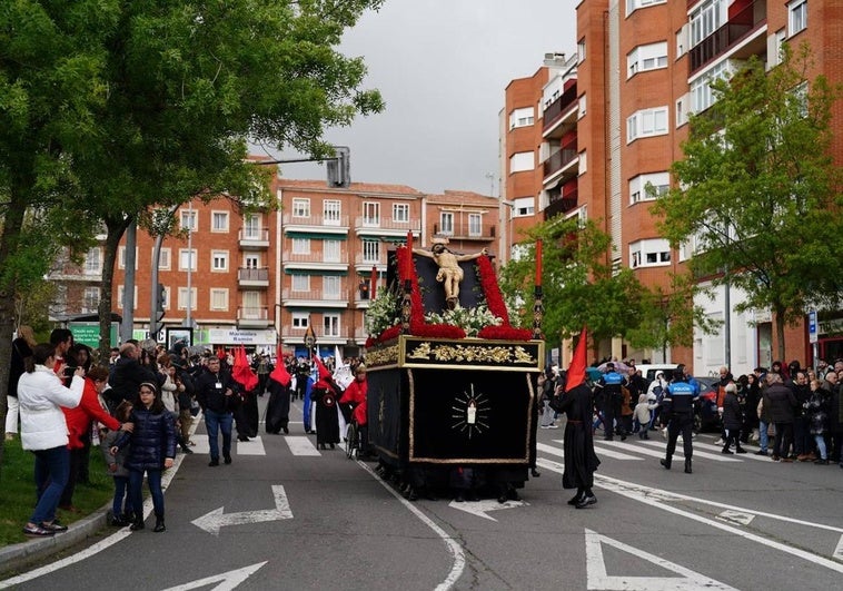 Imagen del Cristo de la Vela saliendo de la parroquia del barrio de Pizarrales.