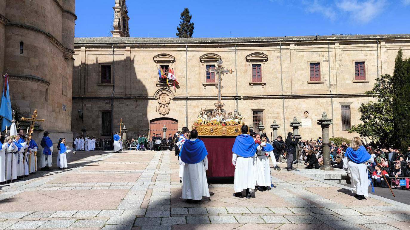 El Lignum Crucis, esperando a la Virgen de la Alegría y a Jesús Resucitado en el atrio de la Catedral.