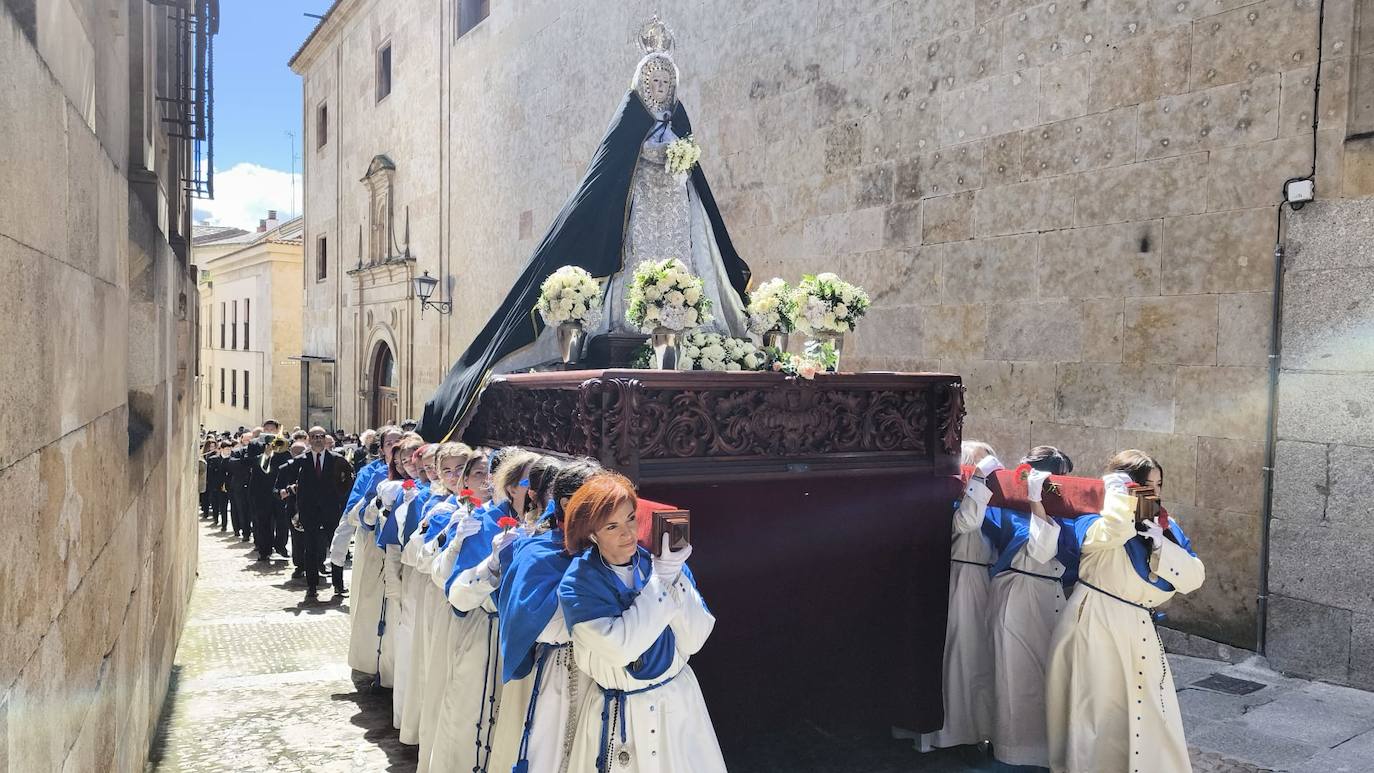 La Virgen de la Alegría, procesionando por el casco histórico de Salamanca.