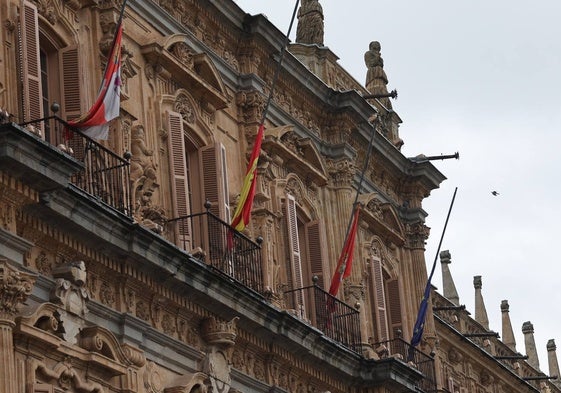 Banderas a media asta en la fachada del Ayuntamiento de Salamanca.
