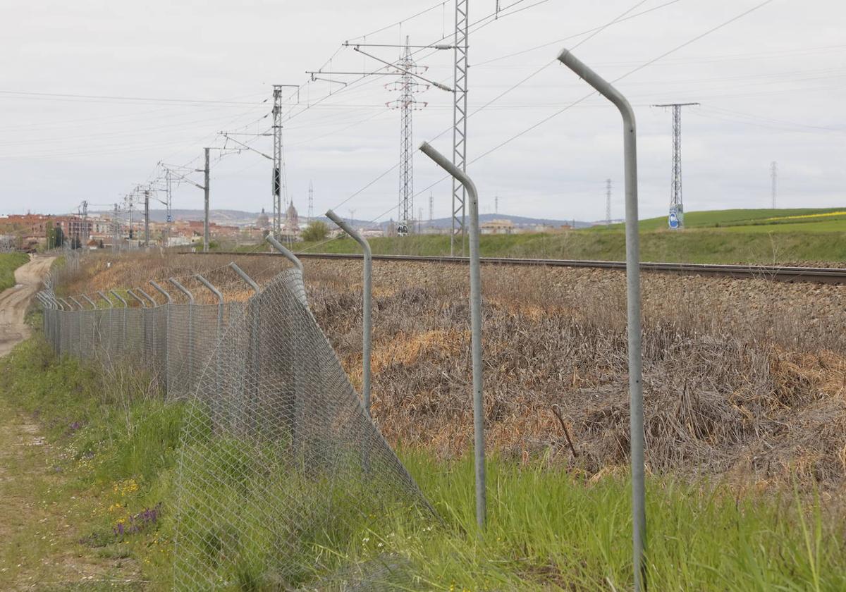 Preocupación vecinal por los robos de las alambradas de la vía en la zona de Puente Ladrillo