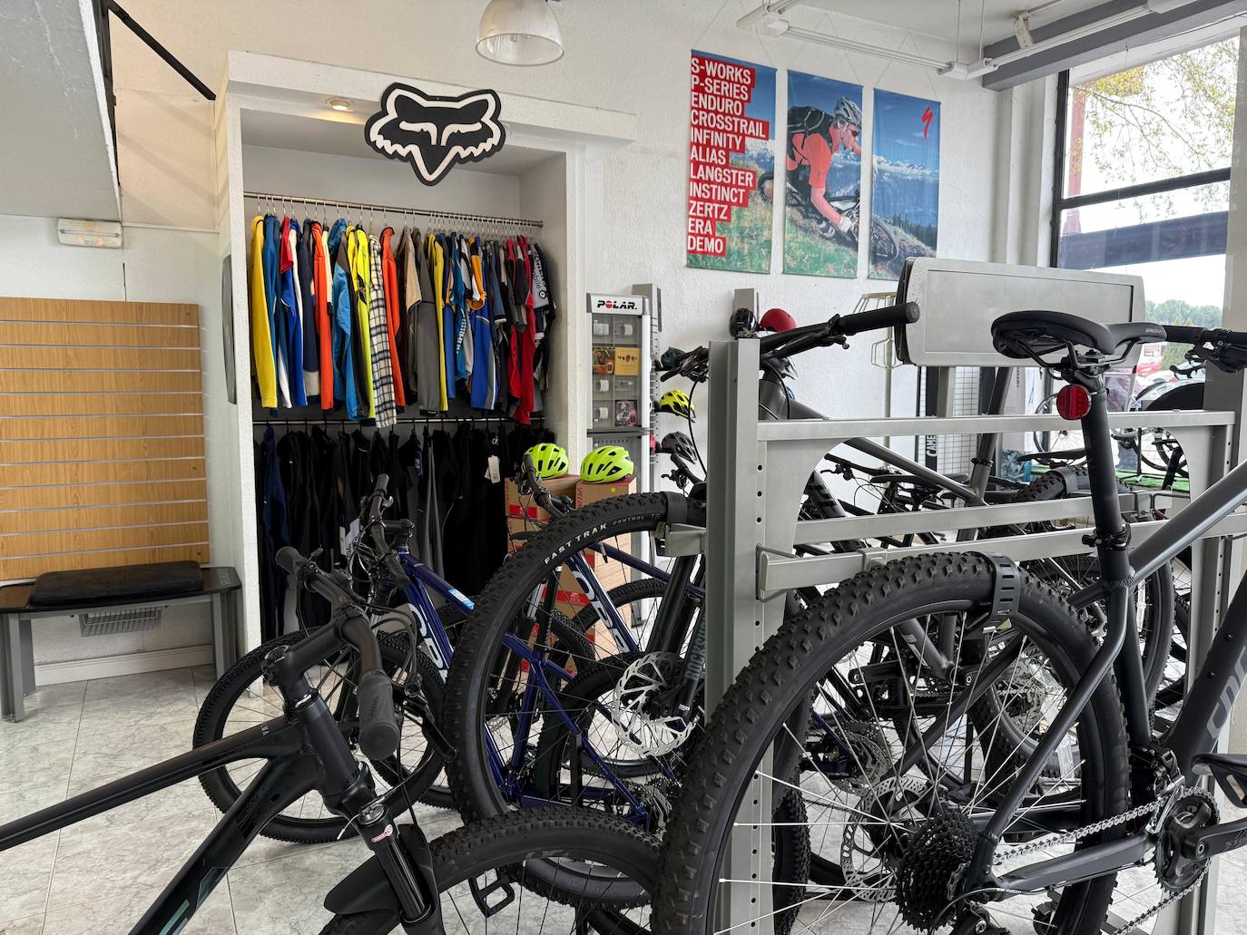Imagen secundaria 1 - Adiós a más de dos décadas pedaleando en Garrido: «No había tiendas así y era otra época, pero llevamos años difíciles...»