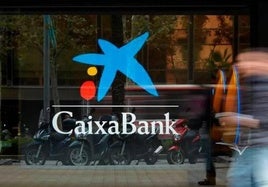 Exteriores de una sucursal de CaixaBank.
