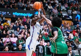 Sika Koné lanza por encima de Coulibaly en el Joventut-Avenida del sábado.