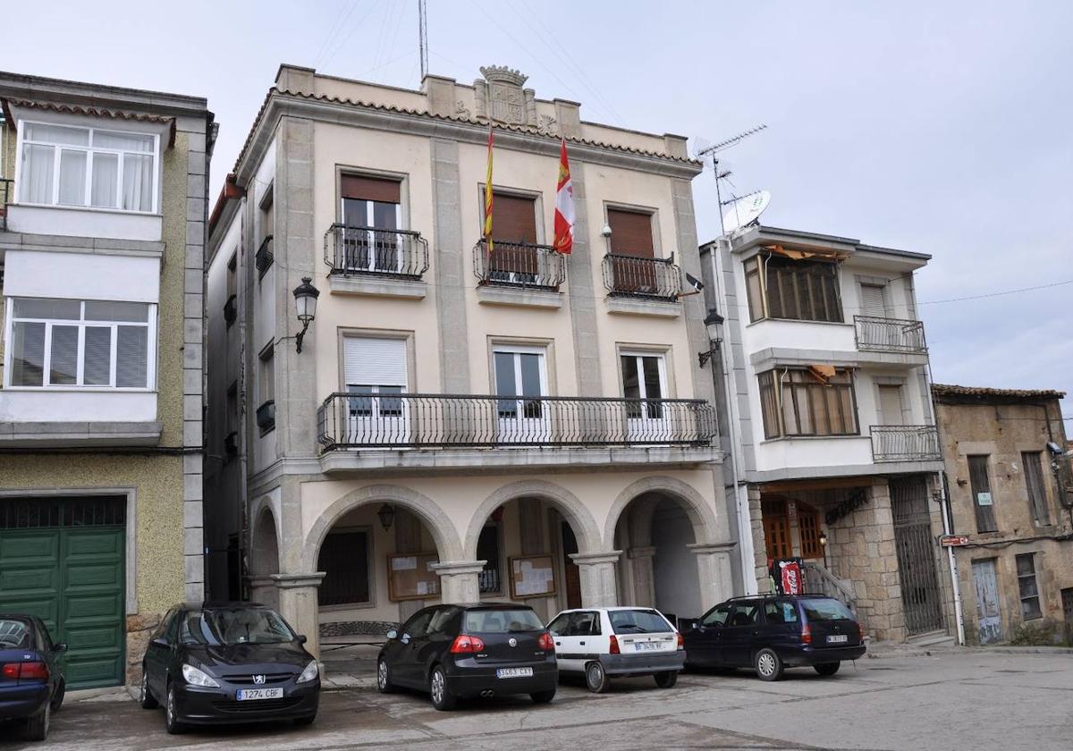 La bandera de España ondea en Aldeadávila