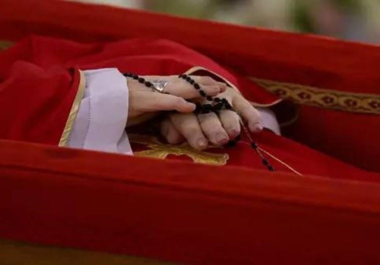 Imagen del cuerpo del papa Francisco.