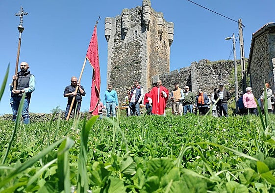 El padre Blas Rodríguez bendice los campos de Monleón