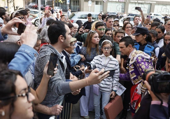 Manzanares se fotografía con jóvenes aficionados a su llegada a La Glorieta.
