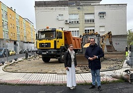 Marta Labrador y David Mingo, en el aparcamiento.