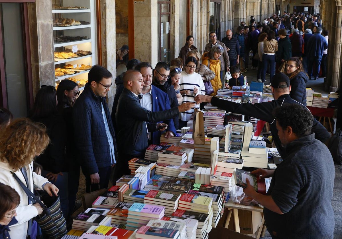 Libros al sol y cifras al alza: Salamanca convierte la Plaza en el mejor escenario literario