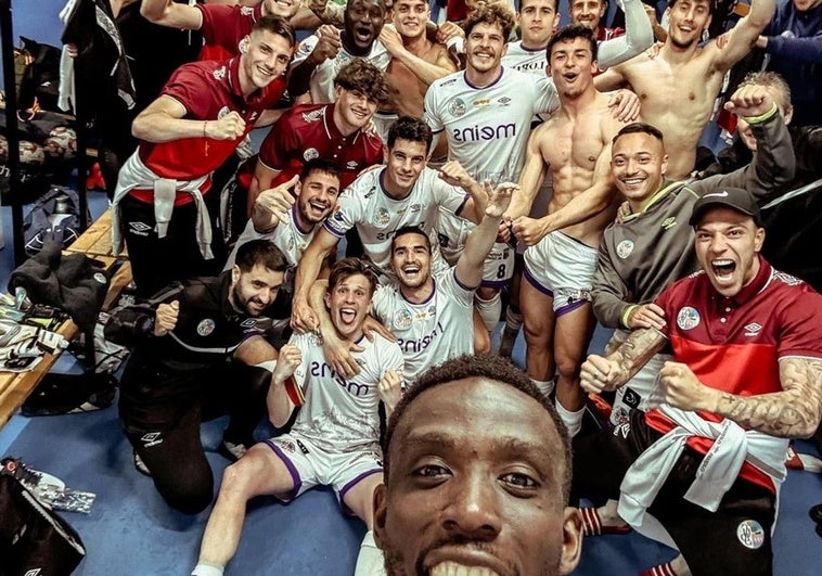 Imagen del vestuario del Adolfo Suárez con la celebración del Salamanca UDS.