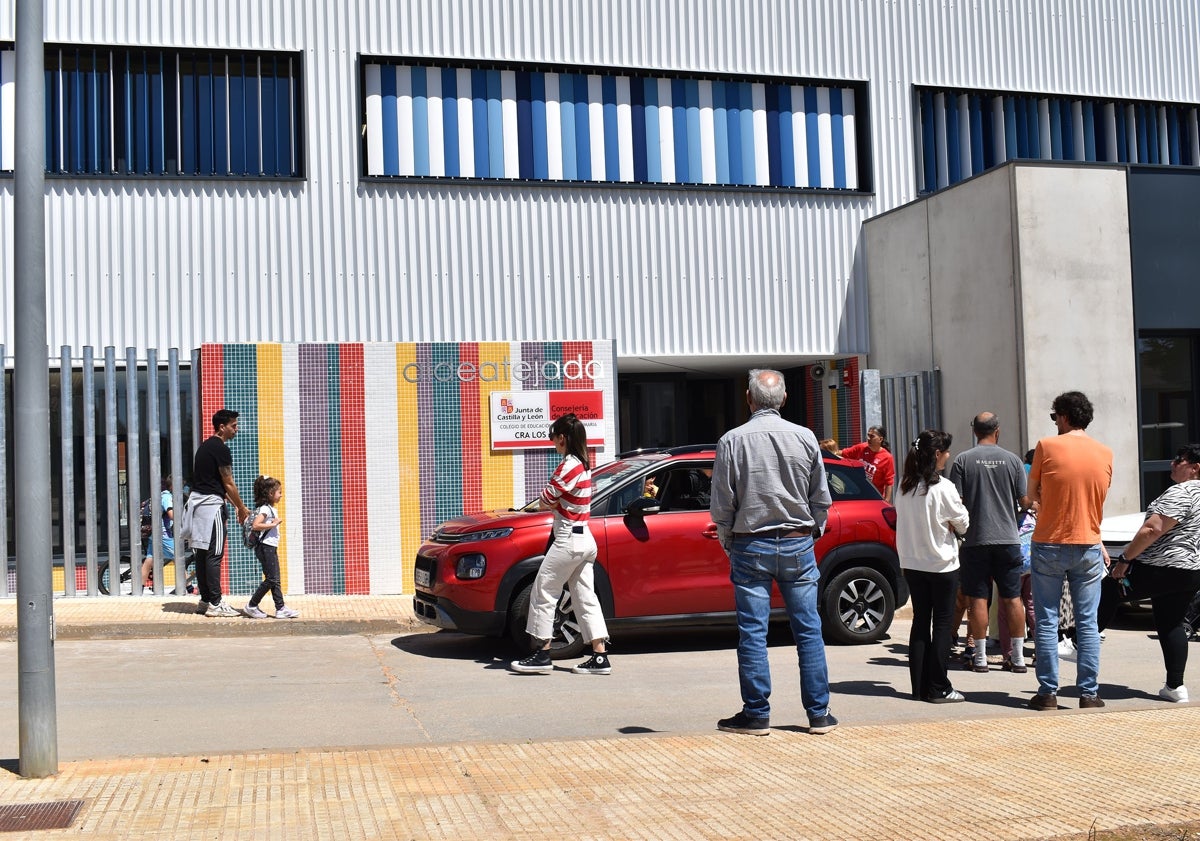 Imagen principal - Los niños de Aldeatejada estrenan &#039;ilusionados&#039; las instalaciones del nuevo colegio