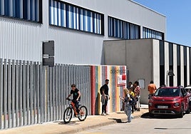 Niños a la salida del colegio.
