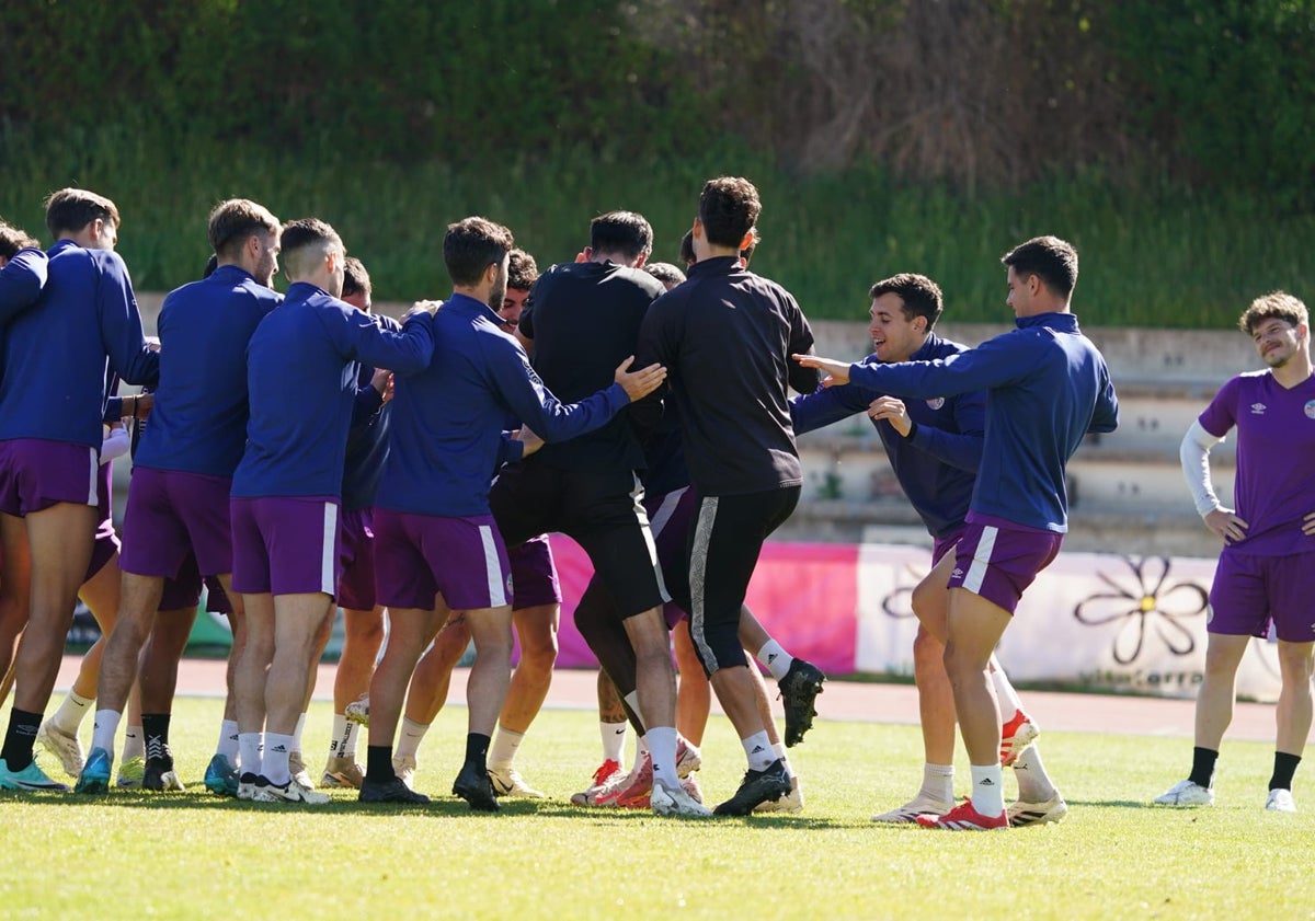 Imagen principal - Gran ambiente en el entrenamiento del Salamanca UDS tras la victoria en Ávila