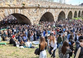 Puente Romano repleto de salmantinos celebrando el Lunes de Aguas.