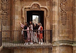 Un grupo de jóvenes se hace un selfi en una de las torres de La Clerecía durante el recorrido de Scala Coeli.