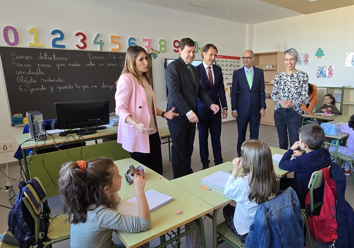 Mañueco en el estreno del colegio de Aldeatejada: «Tenemos el mejor sistema educativo de España»