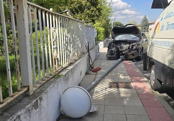 La farola y el vehículo destrozados tras el accidente.