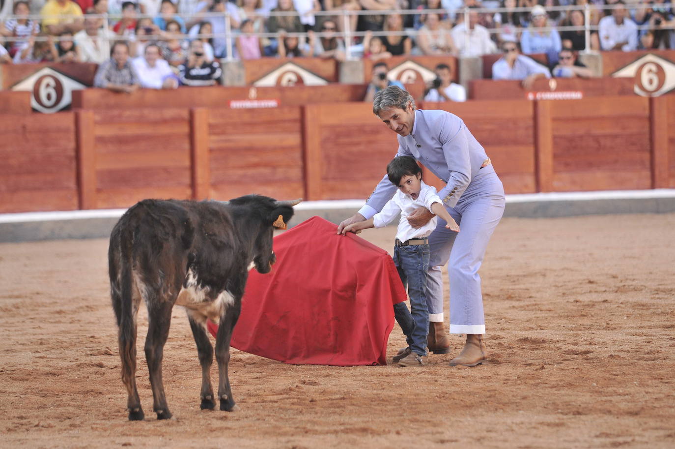 En esa exhibición demostró su desparpajo. En la fotografía, con José Ignacio Sánchez, director de la Escuela. 