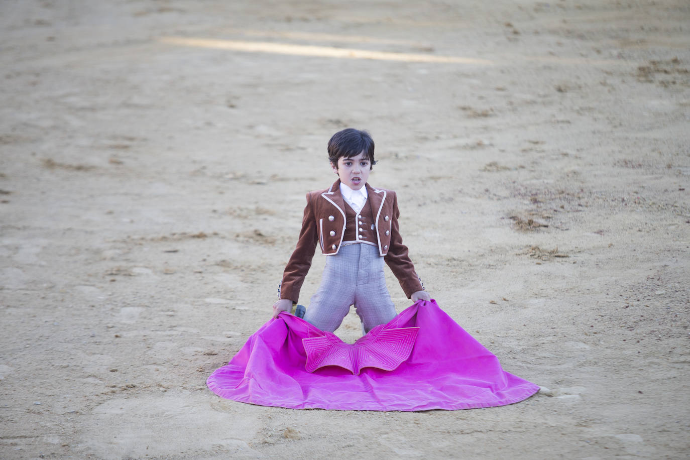 El 7 de mayo de 2017, en Ávila, participó en un festival taurino benéfico organizado por la Unión de Toreros junto a grandes figuras del toreo como Andrés Roca Rey, Julián López «El Juli», Cayetano y el novillero salmantino Alejandro Marcos. Puso a la plaza de toros en pie toreando un becerro para concluir el festival.