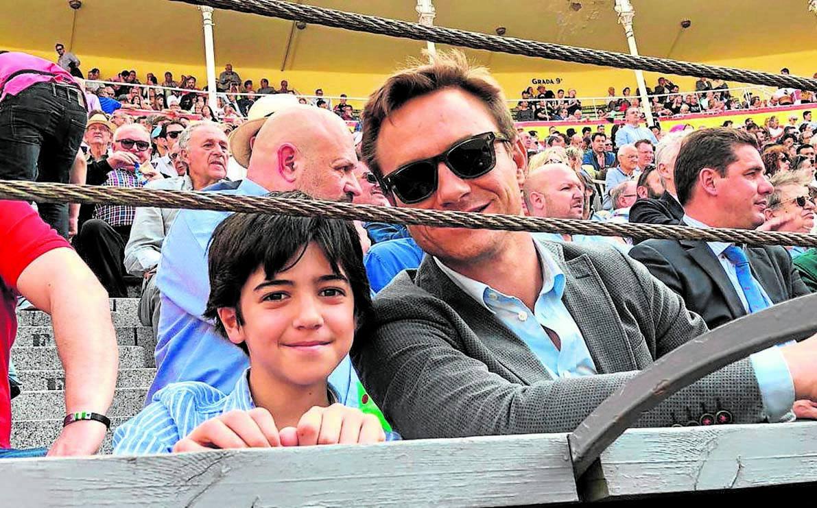 El 16 de mayo de 2019, desde la Plaza de Toros de Las Ventas, se anuncia que el diestro y empresario francés Juan Bautista apoderará a Marco Pérez, el prodigio infantil del toreo de solo 11 años. Ambos, en una barrera de Las Ventas. 