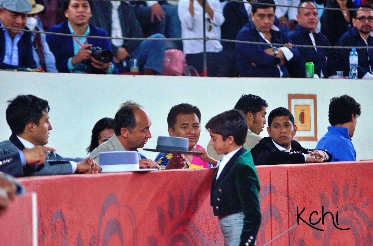 El domingo, 21 de noviembre de 2021 en la Plaza de Toros de Lima, brindó a su padre, que fue novillero, el primer novillo que estoqueó de su vida, con el hierro de Santa Rosa de Lima.