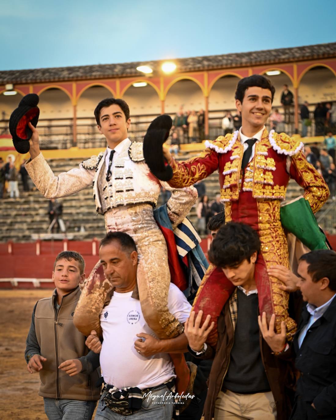 En la presente temporada de 2025 sigue recorriendo plazas de toros de nuestro país. El 12 de abril salió a hombros en Toledo junto a Pedro Rufo tras cortar dos orejas a novillos de Montealto.