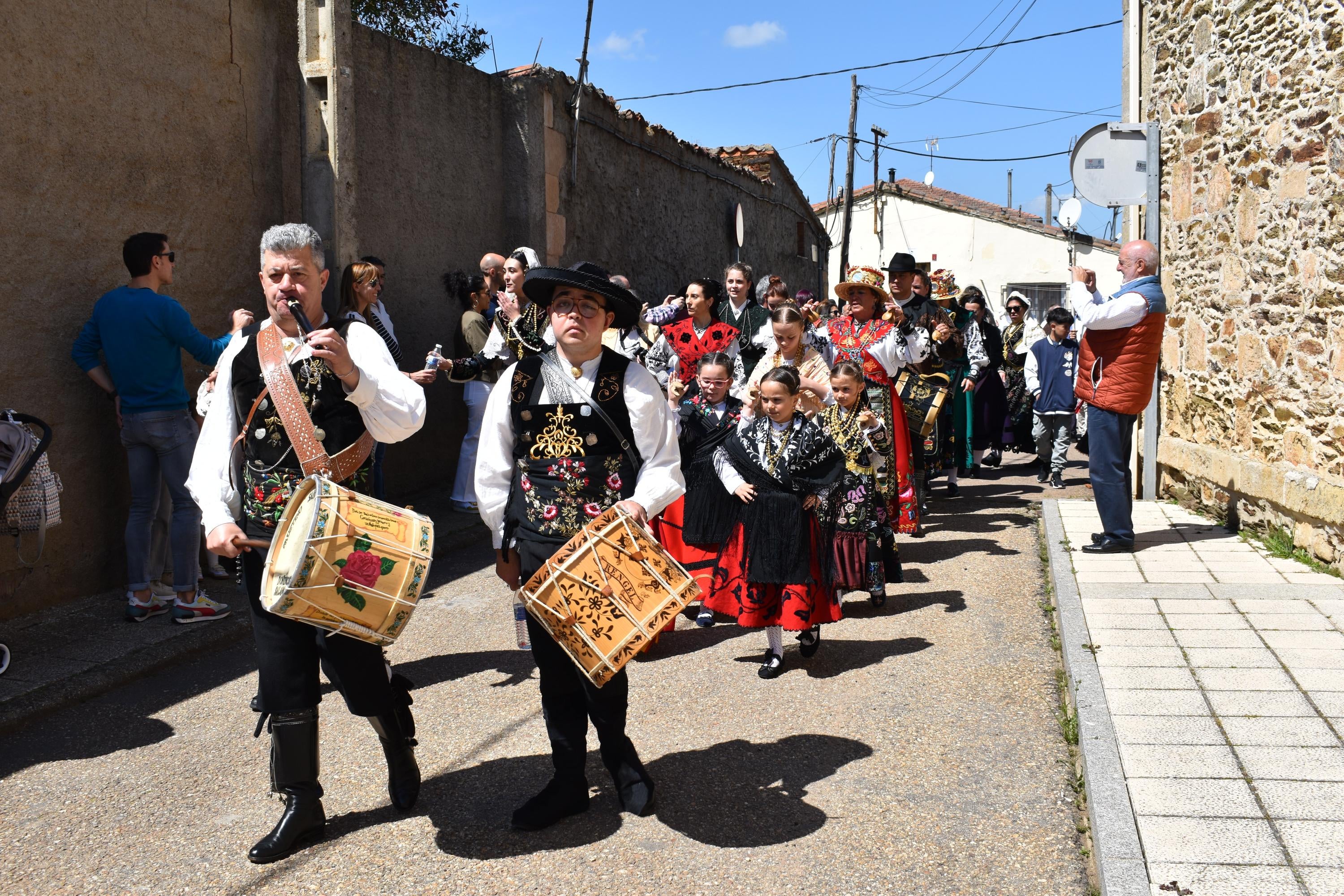 Doñinos abre el día grande de las fiestas de San Marcos con las citas religiosas y el reparto de vino y perronillas