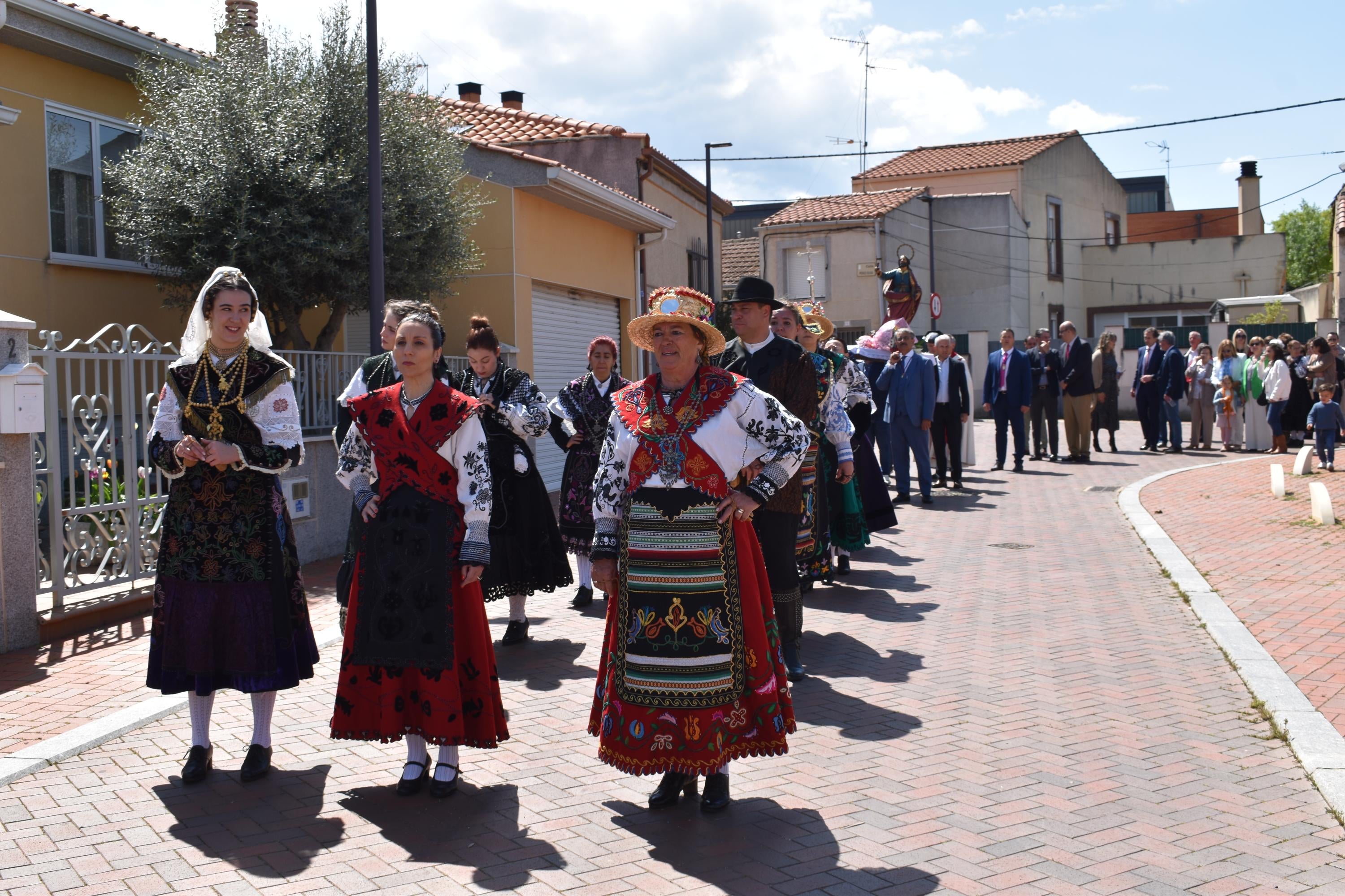Doñinos abre el día grande de las fiestas de San Marcos con las citas religiosas y el reparto de vino y perronillas