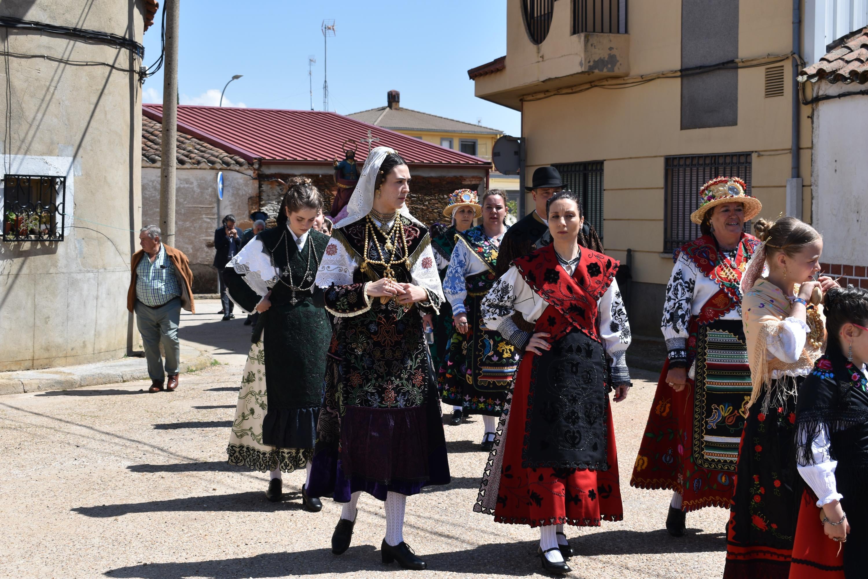 Doñinos abre el día grande de las fiestas de San Marcos con las citas religiosas y el reparto de vino y perronillas
