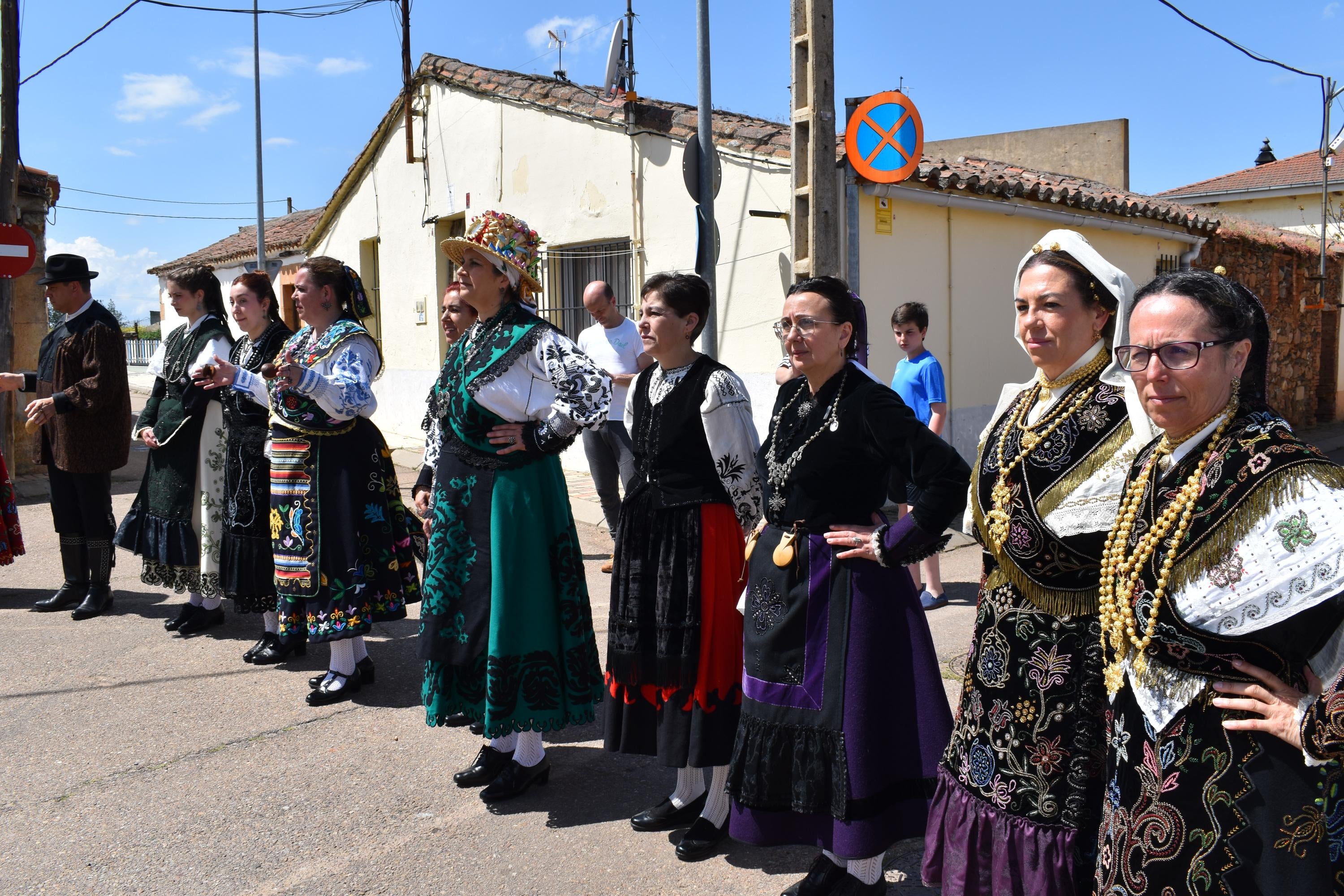 Doñinos abre el día grande de las fiestas de San Marcos con las citas religiosas y el reparto de vino y perronillas