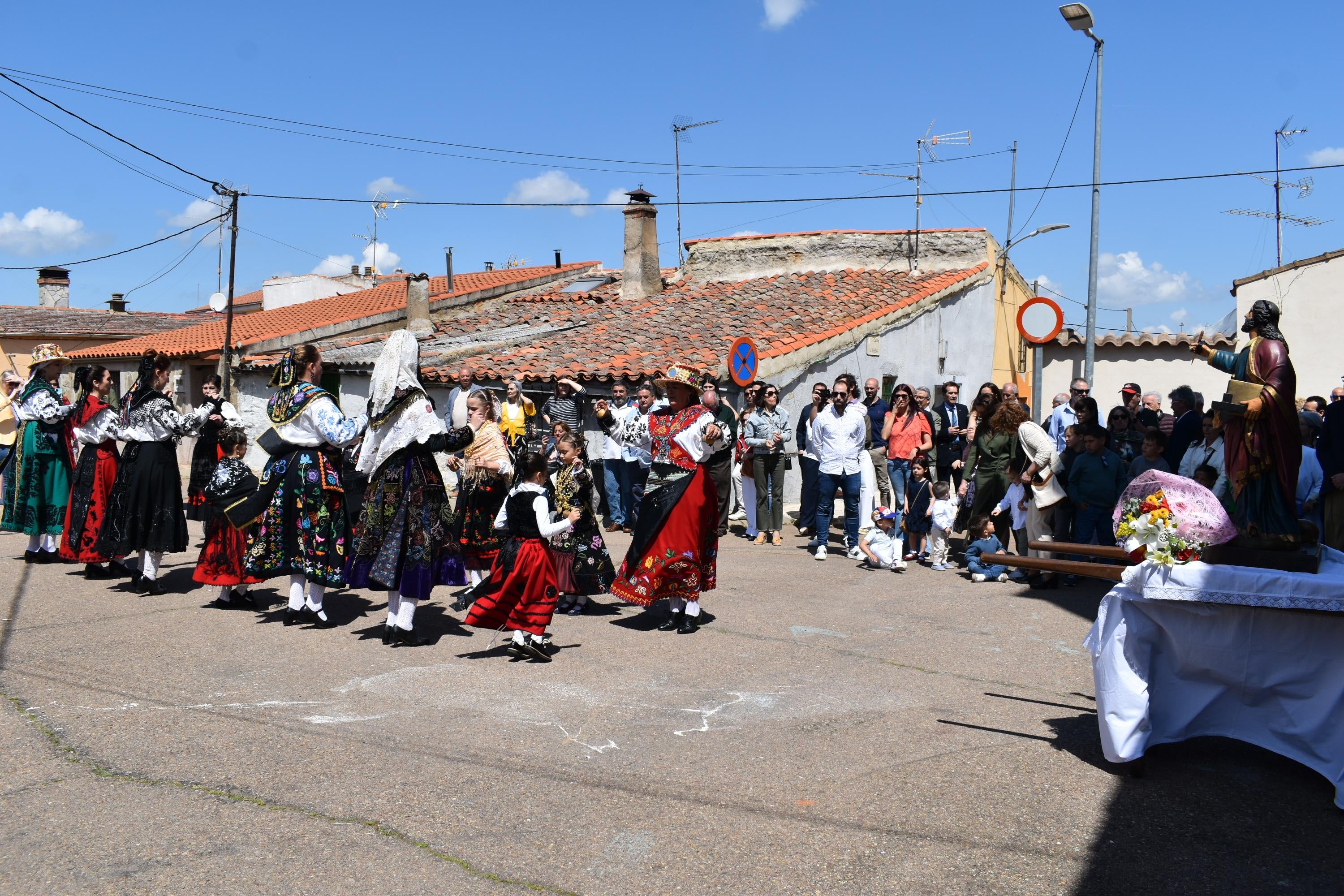 Doñinos abre el día grande de las fiestas de San Marcos con las citas religiosas y el reparto de vino y perronillas