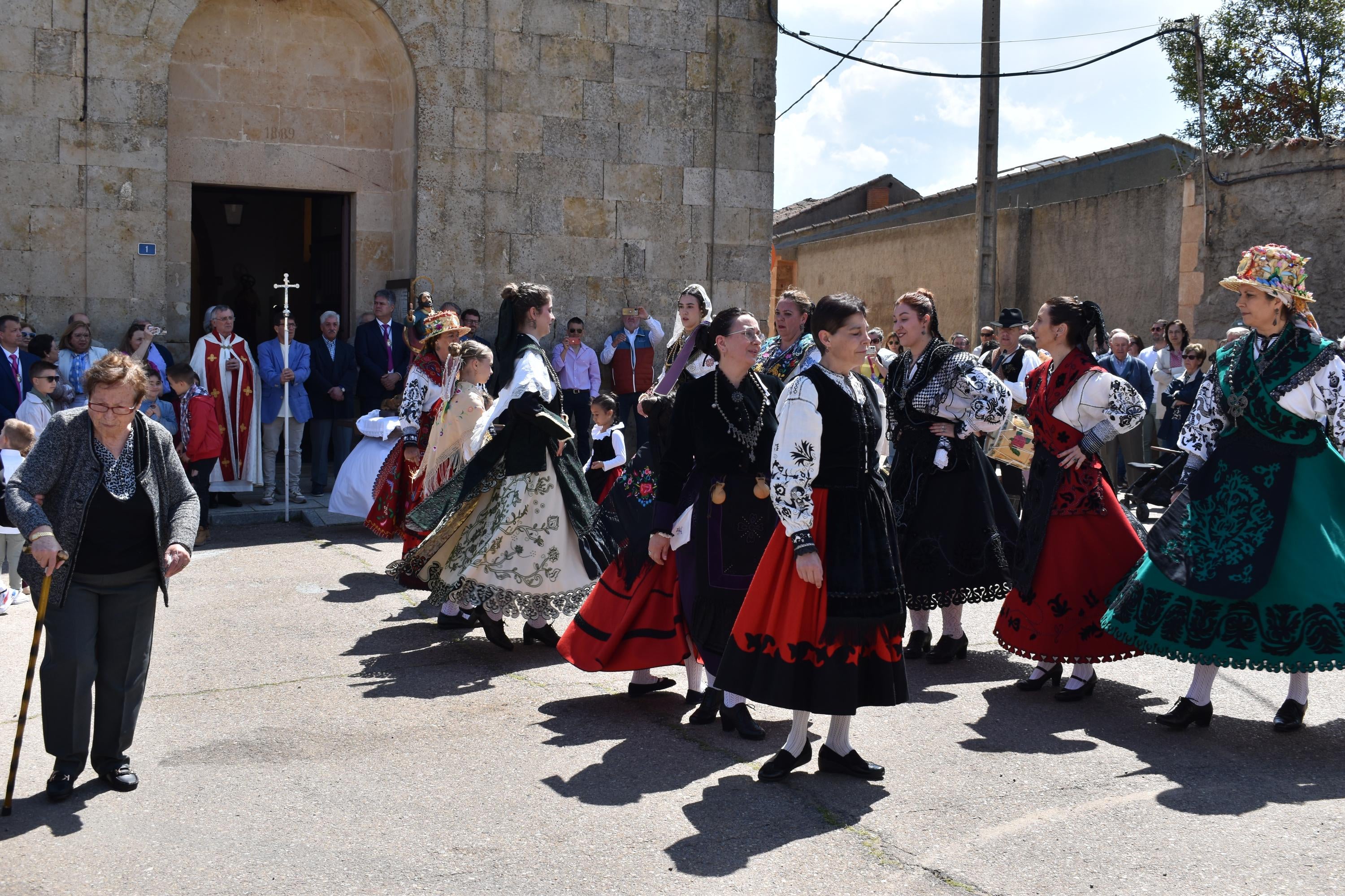 Doñinos abre el día grande de las fiestas de San Marcos con las citas religiosas y el reparto de vino y perronillas