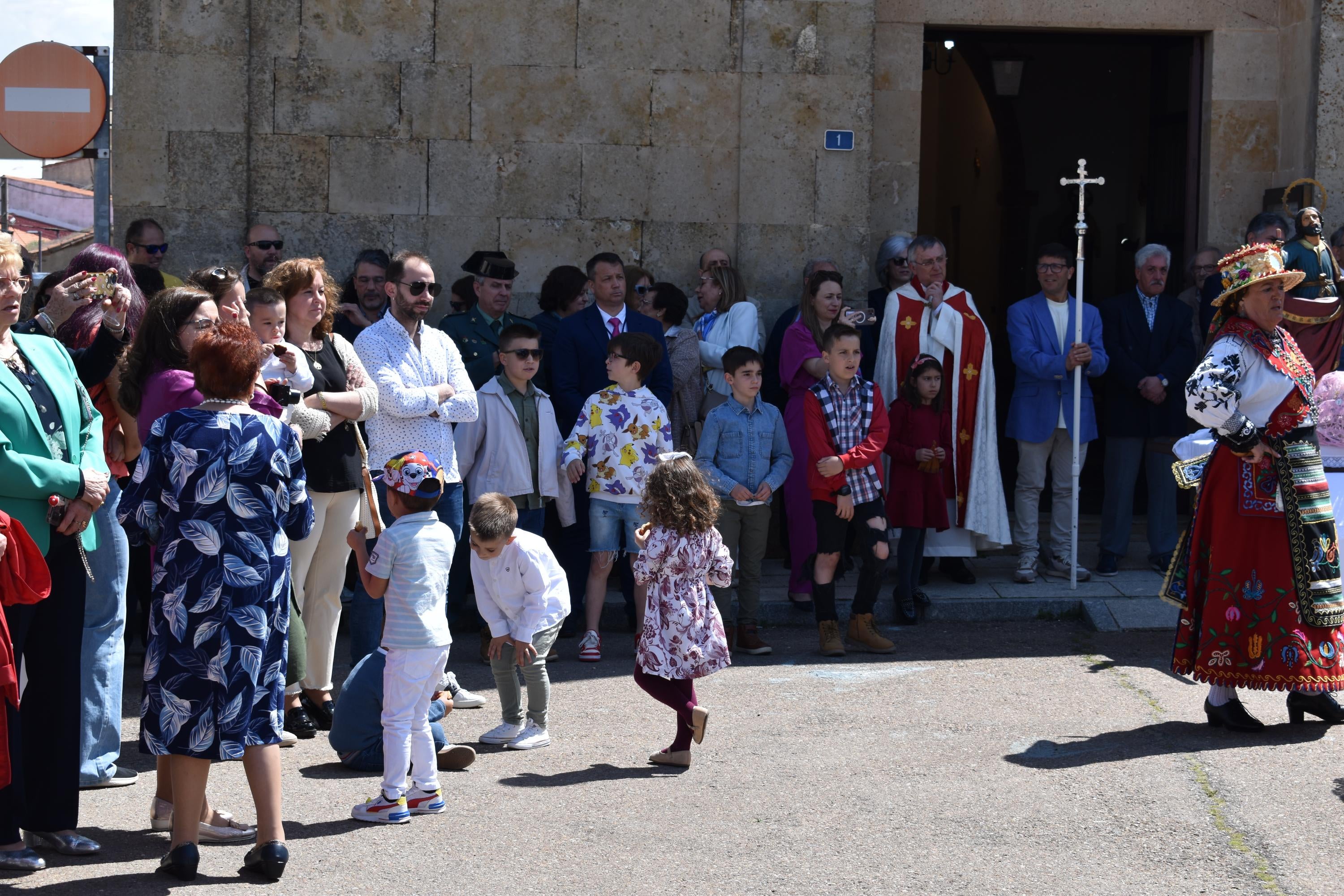 Doñinos abre el día grande de las fiestas de San Marcos con las citas religiosas y el reparto de vino y perronillas