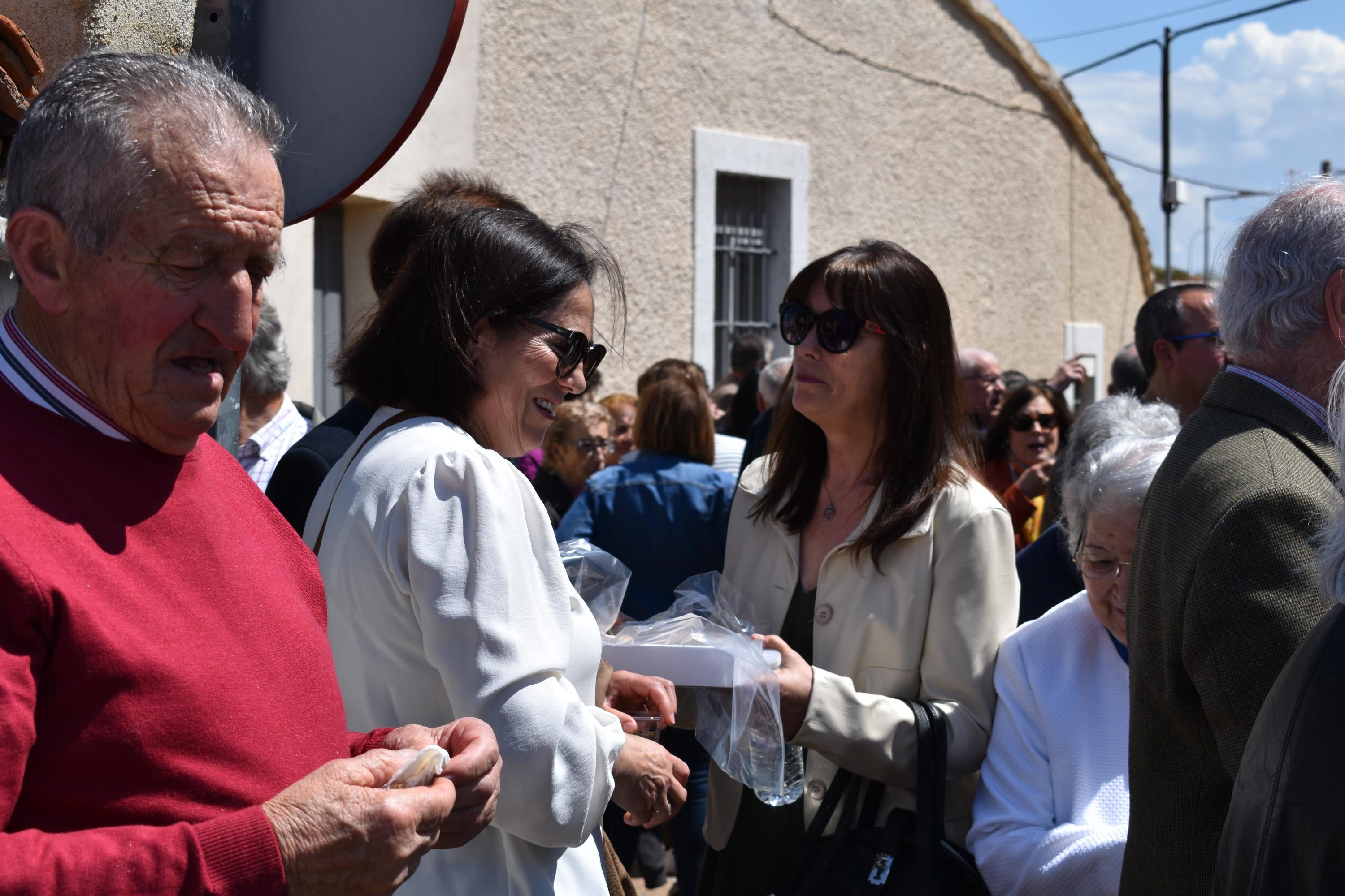 Doñinos abre el día grande de las fiestas de San Marcos con las citas religiosas y el reparto de vino y perronillas
